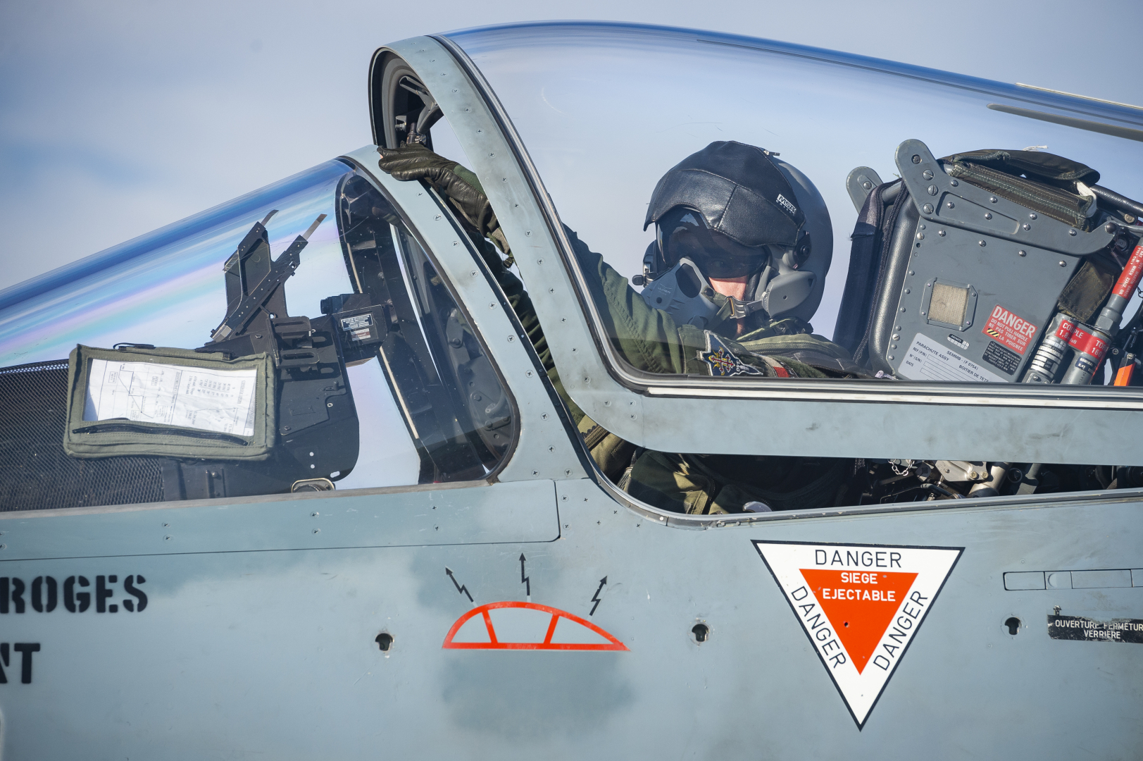 Un pilote de Mirage 2000C ouvrant la verrière de son avion.