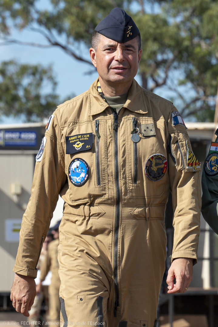 Le général Groen marchant sur la base aérienne de Darwin en Australie