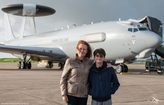 Raphaël et sa maman posent devant l'EMB-121 Xingu